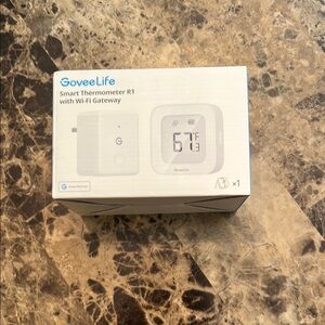 GoveeLife Smart Thermometer R1 with Wi-Fi Gateway ( brand new in box )